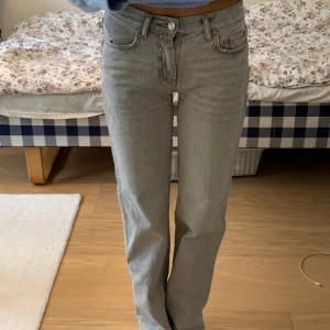 Lågmidjade jeans - Grå Lågmidjade jeans från Gina Tricot i storlek 32. Sitter helt perfekt! Använda ett flertal gånger men fortfarande i mycket bra skick!  Säljer pga för små i storleken för mig.