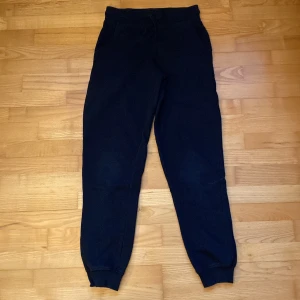 Mjukisbyxor - Säljer dessa mjukisbyxor då de blivit för korta för mig, skicket är bra🖤