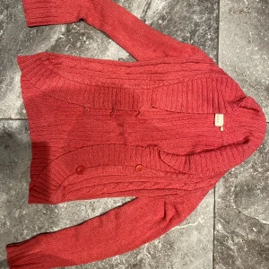 Kofta stl.S - Sååå fin kofta i i rosa, nästan som neonfärg. Använt vid enstaka tillfällen. Mjuk, skön och go och bekväm. Säljes pga stor garderobrensning. Kika gärna på mina andra annonser, säljer mycket. Samfraktar gärna:)