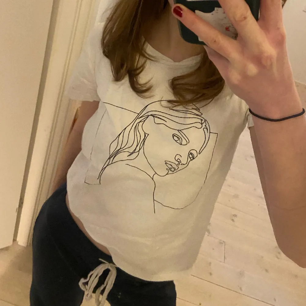 Så sjukt fin t-shirt med tryck från MQ!😊💞 Inga defekter och lika fin som när jag köpte den. Hör av dig om du har några frågor!🌸. T-shirts.