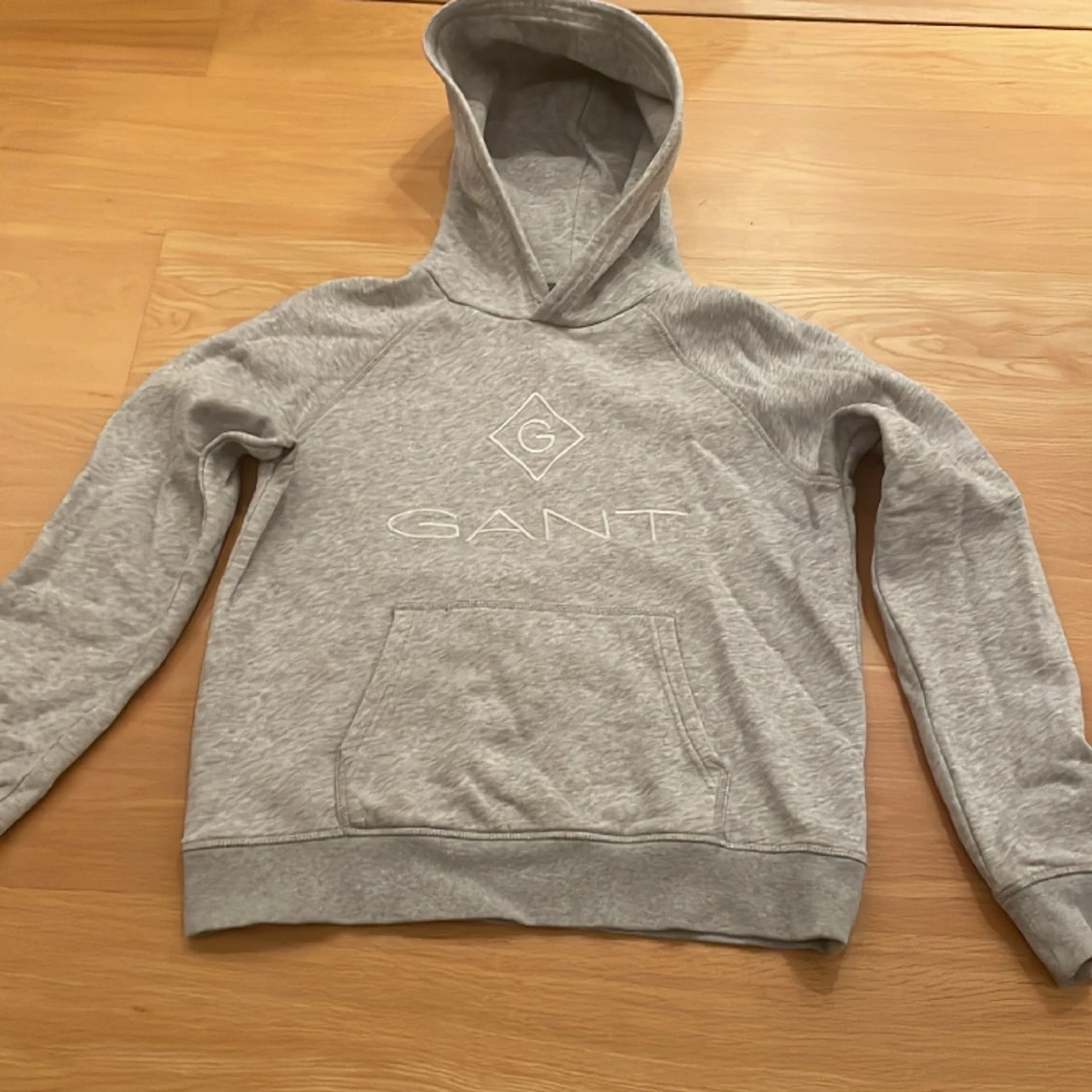 En grå gant hoodie