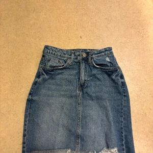 Jeans kjol - Jättefin kjol från hm, har snygga detaljer och sitter super. Använd få gånger 