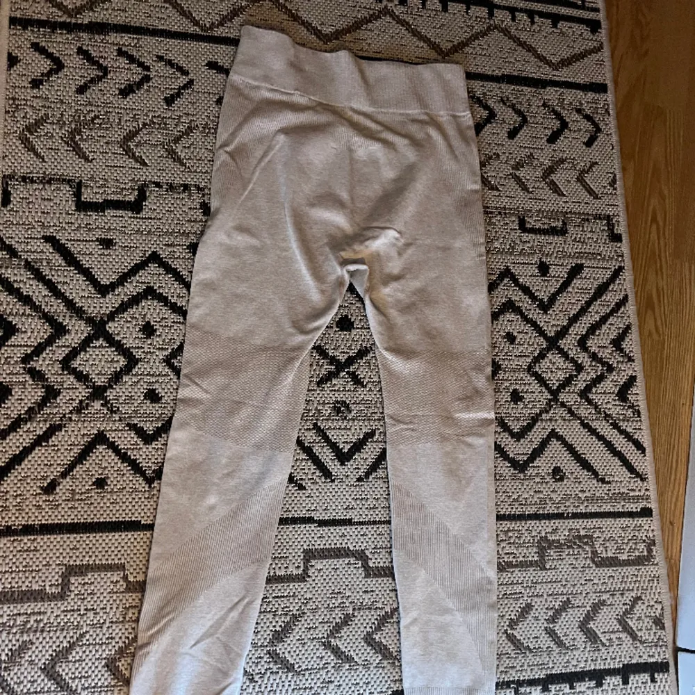 Träningsbyxor i storlek 150-160 säljer för 50 kr vid snabb affär säljs den för 20 kr endast provade . Jeans & Byxor.