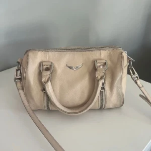 Zadig väska - SUPER snygg❣️❣️har lite fler difekter än vad man ser sicka för fler bilder! Såklart äkta!💓💓 