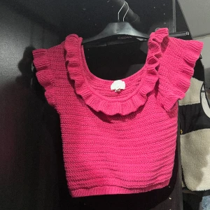 Volang tröja  - Super snygg tröja som aldrig är använd. Man kan ha den som off shoulder eller som vanligt💕storlek M men sitter mer som en S