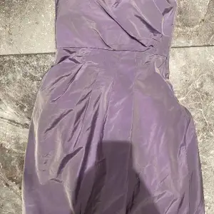 En lila klänning från Zara. Har sytt ihop en bh som får till passformen bättre. Säljer pga stor garderobrensning. Kika gärna på mina andra annonser, säljer mycket. Samfraktar gärna:) 