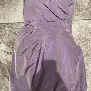 Klänning  - En lila klänning från Zara. Har sytt ihop en bh som får till passformen bättre. Säljer pga stor garderobrensning. Kika gärna på mina andra annonser, säljer mycket. Samfraktar gärna:) 