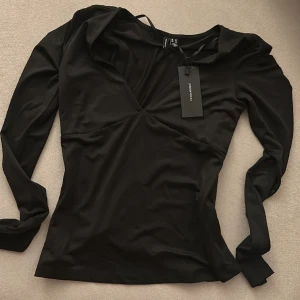 tröja  - Köpte den här tröjan idag från Vero Moda men jag ångrar mig, har aldrig använts och är helt ny och i perfekt skick. 