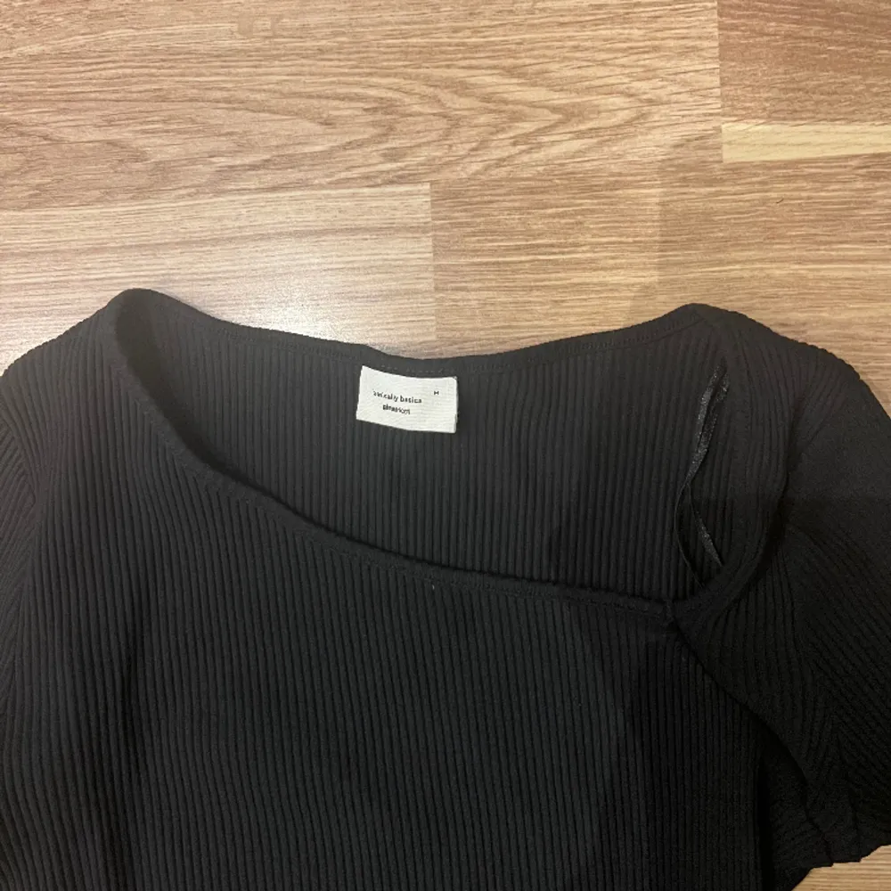 Fin tröja från bikbok, aldrig använd. Den är asymmetrisk vid nacken som bilden visar 🥰 storlek M men sitter som en S . Blusar.