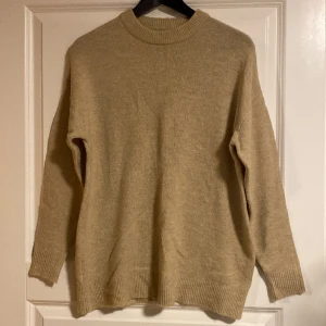 Perfekt stickad  - Otroligt fin perfekt stickad tröja!!