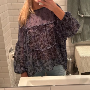 Zara blus  - Jättefin blus med glitter på 