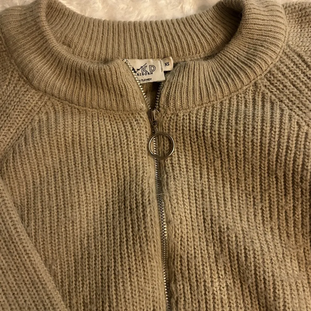 Säljer denna stickade tröja med half zip, superfin, lappen är lite missfärgad men inget som syns, lite nopprig men går att ta bort💘☺️. Stickat.