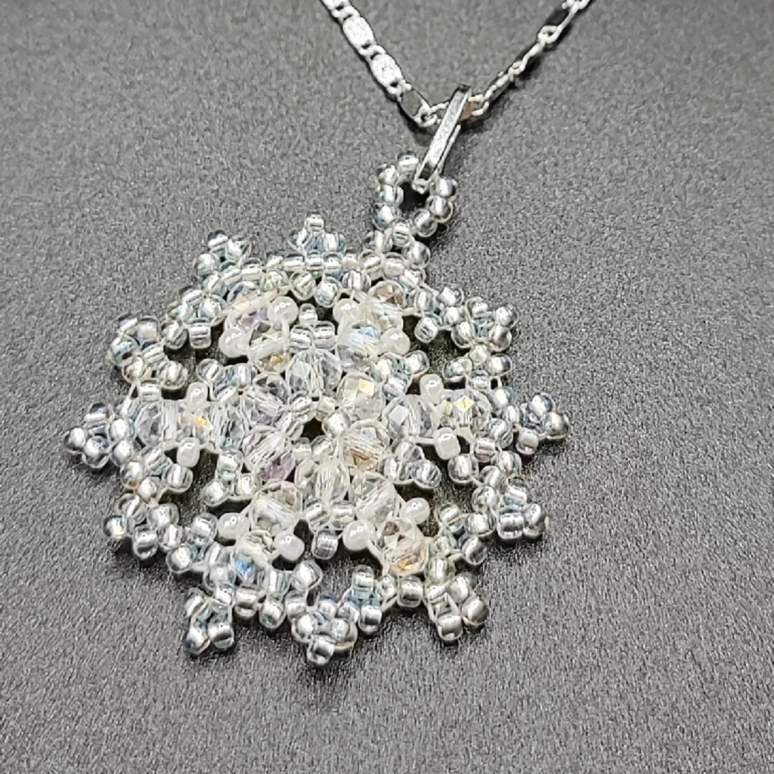 Handgjort halsband, gnistrande snöflinga  - 90