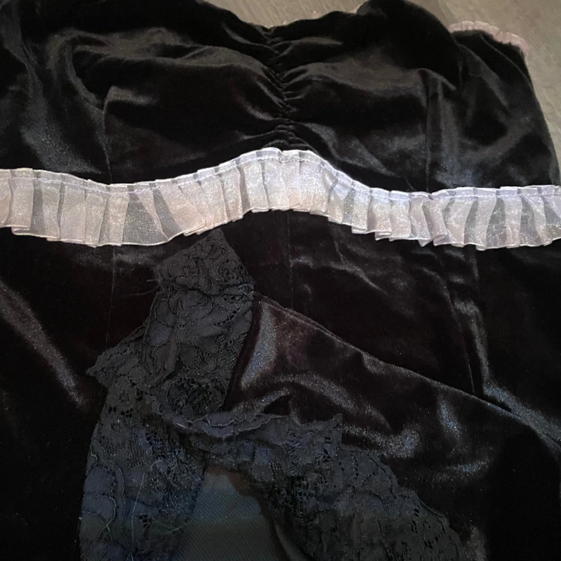 Sammetsklänning med spets - 91