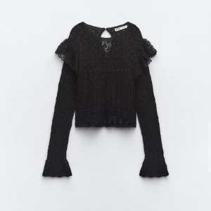 Zara tröja💓 - Säljer denna zara tröja då den inte kommer till användning mer, är använd men fortfarande i bra skick, är på rea ganska stor rea just nu men är slut i S💓skriv för mer bilder och frågor❤️