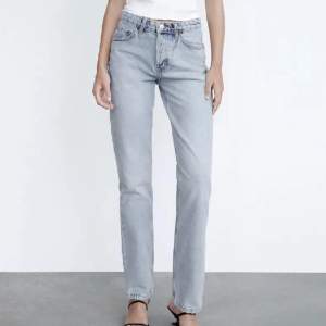 Zara mid waist straight jeans i storlek 38💙