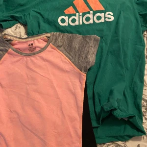 T-shirts idrott - Två tröjor, kan även köpas seperat och då gäller priserna; H&M tröjan: 25kr Adidas tröjan: 40kr H&M tröjan är i storlek 134-140 Adidas tröjan är i storlek 164 Köparen står för frakt och frimärke, kan även mötas upp 🩵