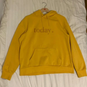 gul hoodie - toppen skick, mycket bekväm:)