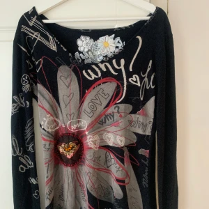 Desigual tröja - En långärmad tröja som är liten för sin storlek🌸 har använts ca 10 gånger 