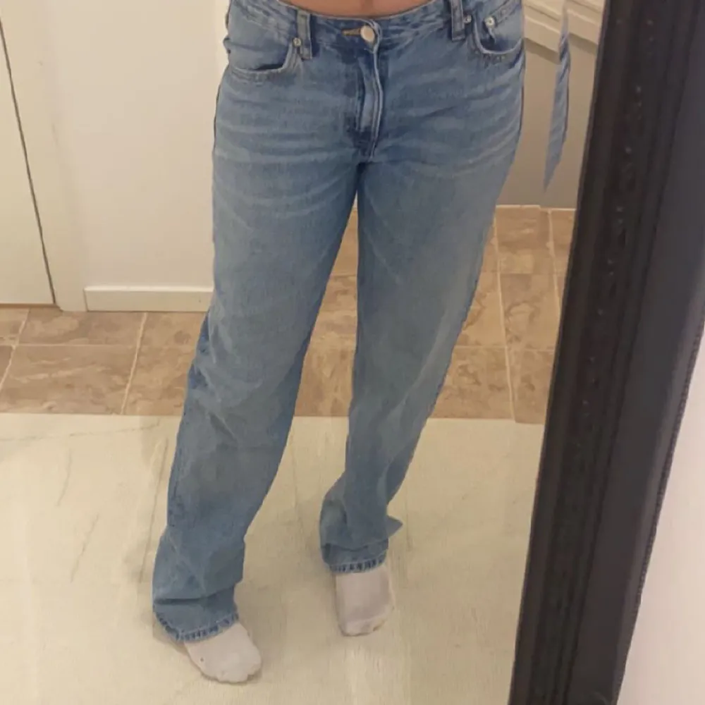 Blåa raka jeans från PULL&BEAR i storlek 38, midwaist och långa. Skriv privat för frakten.🤍. Jeans & Byxor.