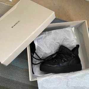 Vinterskor Bianco nya och oanvända! - Snygga svarta vinterskor från märket Bianco i storlek 37! Köptes för 1600 kr. Kan skickas på posten eller hämtas upp/mötas i Uppsala.