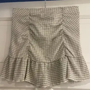 Super söt kjol som jag köpte förra sommaren. Sparsamt använd! Finns en liten fläck på men går säkert att få bort om man vill. Färgen är beige/ grön. 