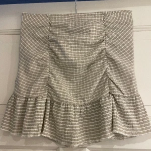 Sommarkjol - Super söt kjol som jag köpte förra sommaren. Sparsamt använd! Finns en liten fläck på men går säkert att få bort om man vill. Färgen är beige/ grön. 