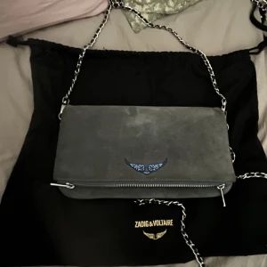 Zadig väska - Superfin Zadig väska i bra skick. Säljer eftersom den inte kommer till användning längre. Priset kan diskuteras.