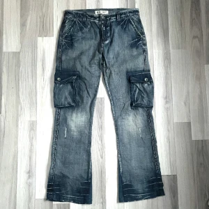 Bootcut Cargo Jeans - Fint skick. Passar bra på mig med 30 i herr  jeans. Mått: Midjemått: 44cm, Innebenslängd: 85cm, Benöppning: 25cm. Skriv om fler bilder önskas ✌️