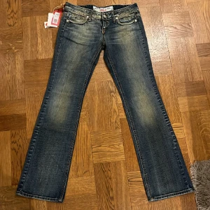 Lågmidjade vintage jeans! - Jättefina lågmidjade vintage jeans (HELT NYA!) storlek W29 L32🙏🏼 Midjemått: 39 cm rakt över - Byxans totala längd: 100 cm - 100% bomull Märke: Take-Two 