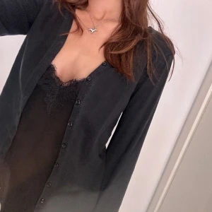 Svart kofta  - Gullig svart kofta i strl M men passar också mig som har S💕