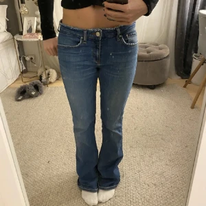 Lågmidjade jeans - Säljer Lågmidjade zara jeans som är as fin💗kommer ej t andvändning. Storlek 34 men passar även som 36