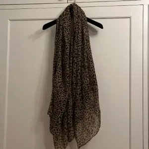 Jättefin scarf i leopardfärg, okänt märke 🐆🐆🐆