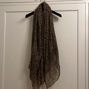 Scarf - Jättefin scarf i leopardfärg, okänt märke 🐆🐆🐆