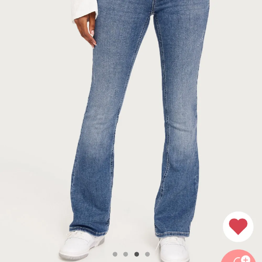 Nya jeans från Vero Moda, använda 1 gång, fick i julklapp men tyckte inte dom passa mig, storlek M längd 32, 400kr + frakt🥰🥰. Jeans & Byxor.