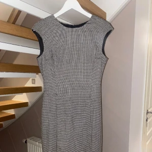 Pepito mönstrad klänning  - Detta är en pepito mönstrad klänning som är köpt på Zara. Använd vid ett tillfälle och är i god skick. 