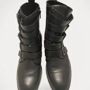 Boots från Made in Italy.  Storlek: 41 Material: Läder Nypris: 1750 SEK Helt ny, men utan prislapp.  Kommentar från säljaren: Fel storlek. Därav helt oanvända.