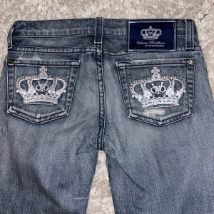 Victoria Beckham jeans  - Säljer dessa Victoria Beckham jeansen i storlek 24. Midjemåttet är 36 cm tvärs över och innbenslängden är 60 cm. Oanvända och är i bra skick. 