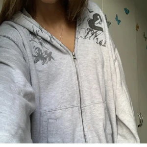 Grå zip hoodie🤩 - Super söt zip hoodie med så söta på sydda detaljer💗 Storlek m
