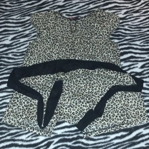 Leopard top  - Som ny! Kan knytas hur hårt man vill för passform och den sitter supersnyggt! En av mina favoriter så får budas!