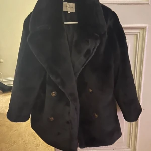 Faux Fur- By Malina - Säljer denna faux fur från By Malina använd endast en gång då den är lite liten för mig (kort stund). Orginalpris 2700kr