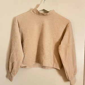 Beige tröja - Beige croppad tröja med liten krage och lite ”puffiga” ärmar. 
