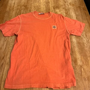 Stone island t-Shirt - En stone island t-shirt i bra skick endast använd ett antal få gånger. Säljer denna då jag inte använder den. Storlek M.  Nypris 999. Mitt pris 350