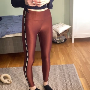 Vinröda Stronger Träningsbyxor - Säljer dessa pga att de inte används, original pris: 700, säljer för 200 inkl frakt 📦 Storlek: S! Kom priv för frågor 🪽