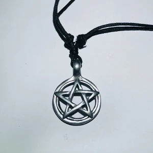 pentagram halsband 𖤐 - ett fake silver pentagram halsband med justerbart snöre 𖤐 använd fåtal gånger, dock så är silvret fake och gråaktigt. kp vid frågor! :) frakt 15kr med swish, eller använd köp nu!