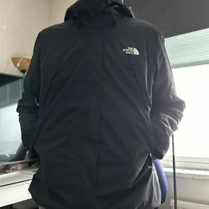 The North Face Skaljacka svart - Jag säljer en knappt använd North Face jacka i storlek M, mycket bra skick. Anledningen till att jag säljer är för att jackan är för liten för mig. 