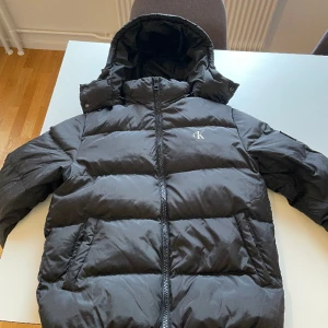 Jacka Calvin Klein  - Tja, säljer en av mina vinterjackor då den inte används.  Den är använd men den är i toppskick.  Inga hål, märken eller dylikt. Storlek M