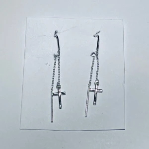 kors häng-örhängen ✞︎ - ett par silver kors häng-örhängen köpta från glitter ✞︎ osäker om de är i äkta silver. använda fåtal gånger och är i fint skick! frakt 18kr med swish, eller använd köp nu!