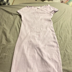 Klänning - Storlek 134-140 fast den är väldigt stretchig bra skick ny tvättad och har använt 1 gång den är inte riktigt min stil