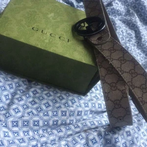 Skärp - Äkta Gucci skärp ,använt 6mån , gjort extra hål för den var för stor för mig 